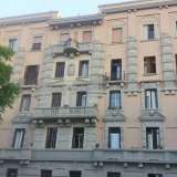 Il primo gruppo a essere eretto in citt� fu il "Duca degli Abruzzi", ancora esistente  in piazza Diaz, nel quartiere Madonnella, di fronte alla �rotonda�. Il complesso, edificato tra il 1909 e il 1914, � costituito da una serie di palazzi a tre piani (ne verr� aggiunto un quarto nel Dopoguerra). Si tratta di immobili eleganti, concepiti in stile liberty
